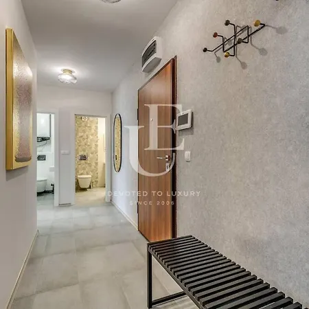 Madrid: A Modern 2-bedroom With Parking דירה *