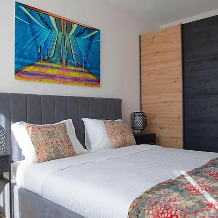 Madrid: A Modern 2-bedroom With Parking דירה *