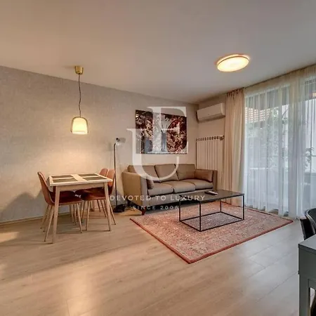 Madrid: A Modern 2-bedroom With Parking アパート