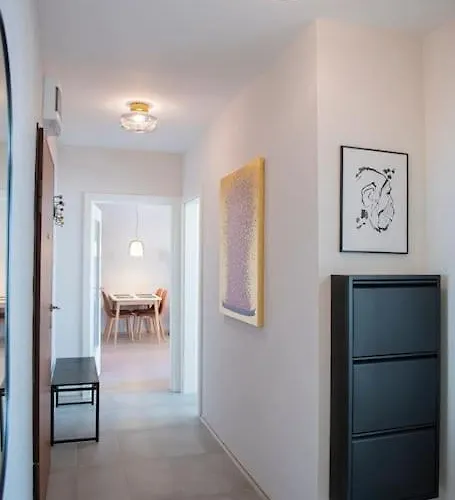 Madrid: A Modern 2-bedroom With Parking Daire Sofya
